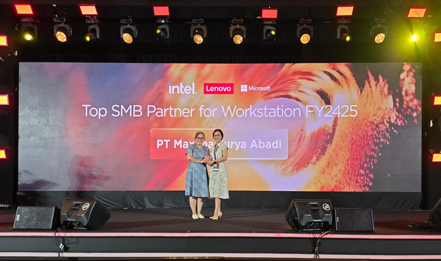 Maxima Surya Abadi wins the Lenovo Top SMB Partner for Workstation FY24/25 award at the Lenovo 360 Accelerate 2025 event in Jakarta